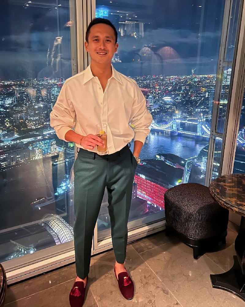 D895 照片1839张 视频45个 美国🇺🇸、多国旅行 职业:（杂志编辑）曝光量特低，亚裔中年男长居美国🇺🇸，部分其他国家旅行素材。少量工作内容，较多与亲友互动合拍，多个10秒以上的自拍视频。