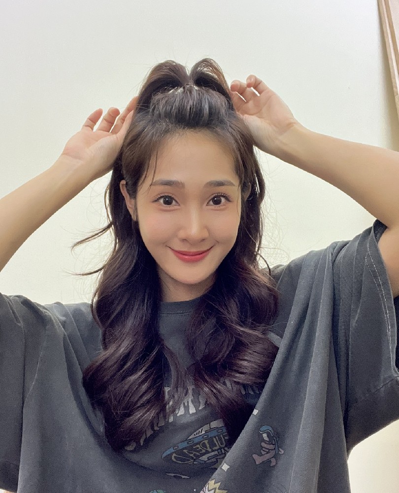 A014 照片2153张 视频65个 台湾 自拍素材很多  有一年四季衣服  有瑜伽 健身素材  有生活素材  家里自拍素材 跟朋友吃饭 聚餐素材   有车里自拍素材 适合虚拟视频