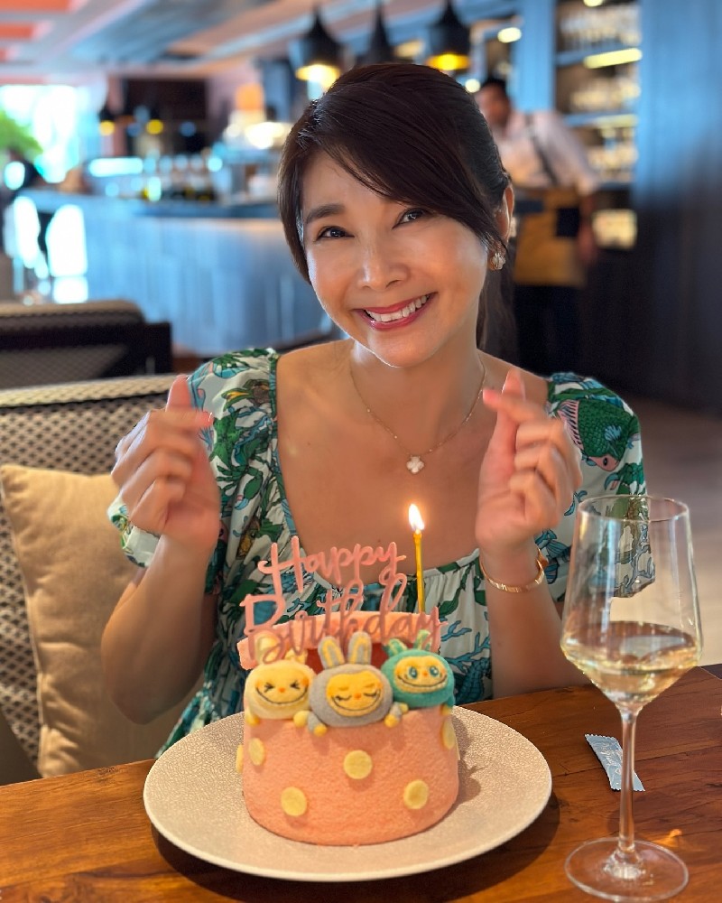 A071 照片5320张 视频71个 新加坡 中年知性姐姐 生活日常 参加晚会 看演唱会 生日照 骑马 旅游 单人照多