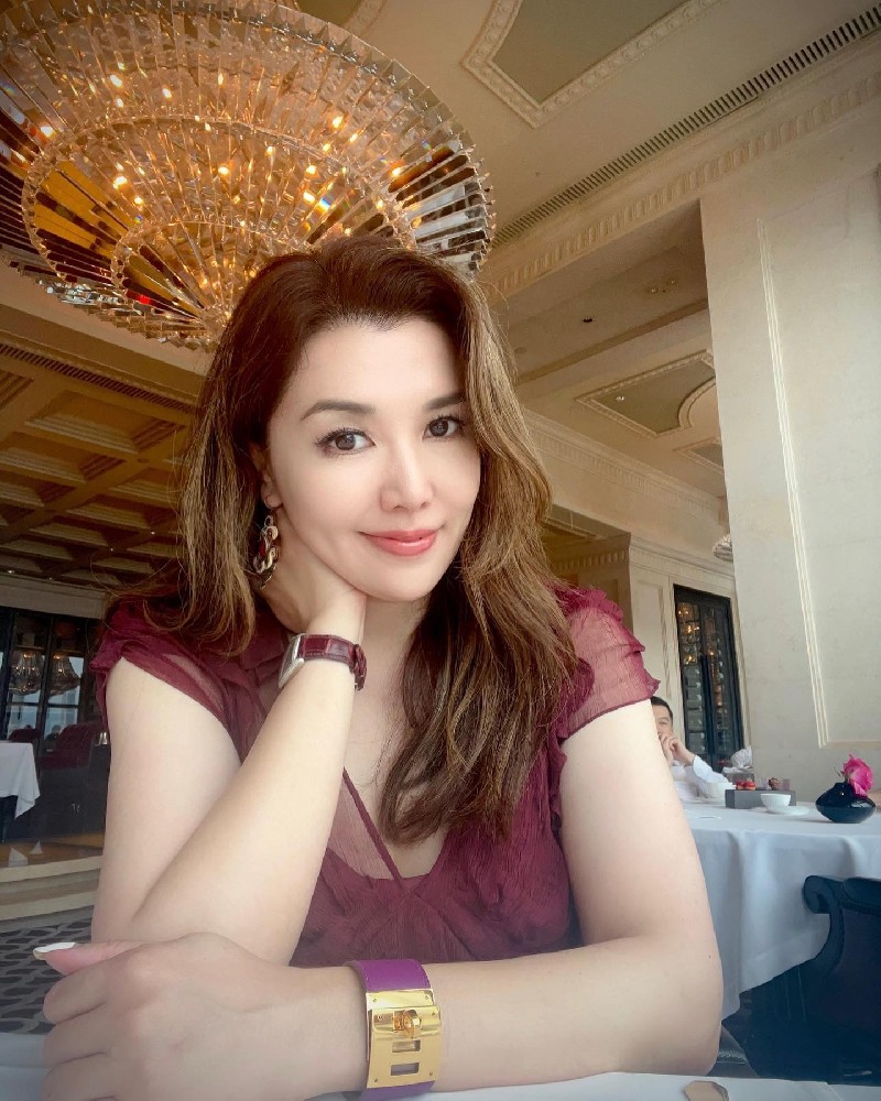 A080 照片1814张 视频12个 香港、多地区旅行 职业:（咖啡师）曝光量特低，年龄35左右，奢侈品类素材较多，气质贵妇类型