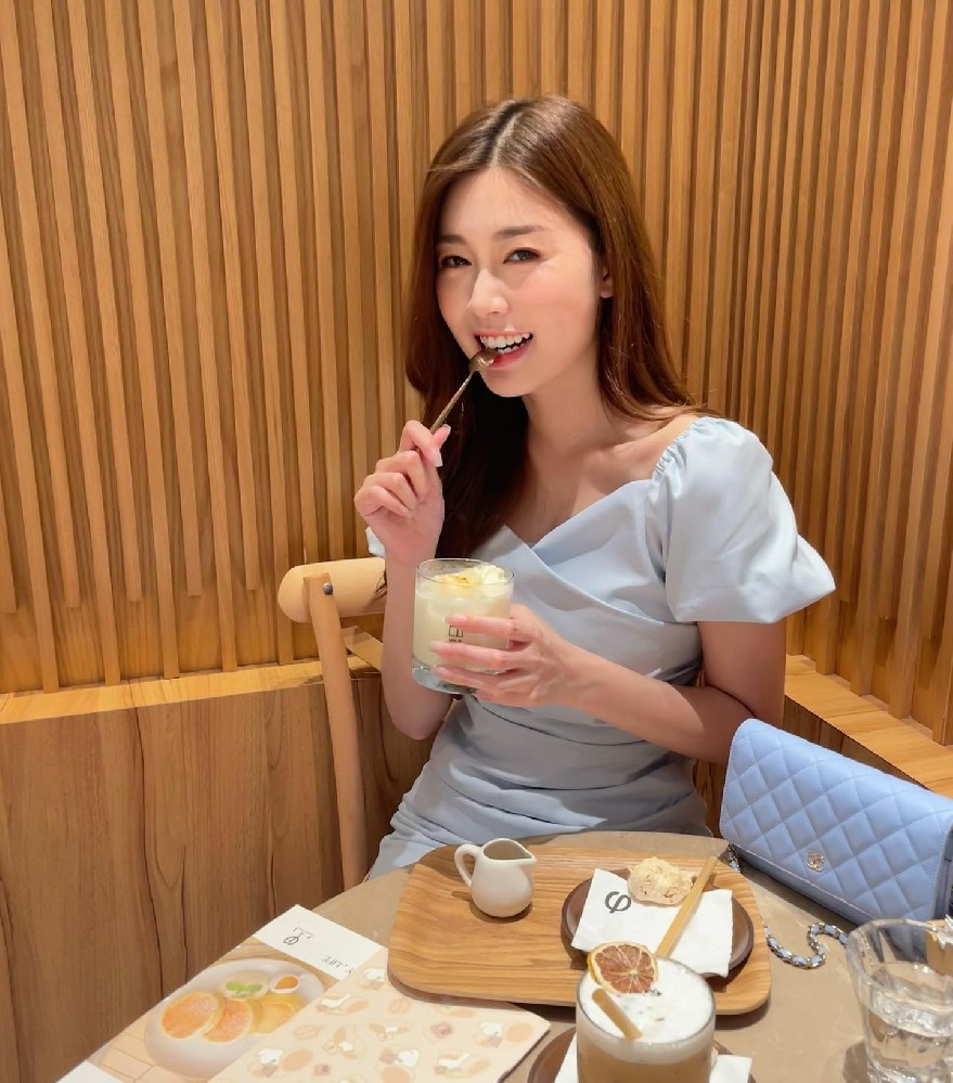 A097 照片994张 视频36个 香港 成熟少妇 生活素材 各地 旅游 自拍照   宠物狗 闺蜜合拍    很有气质