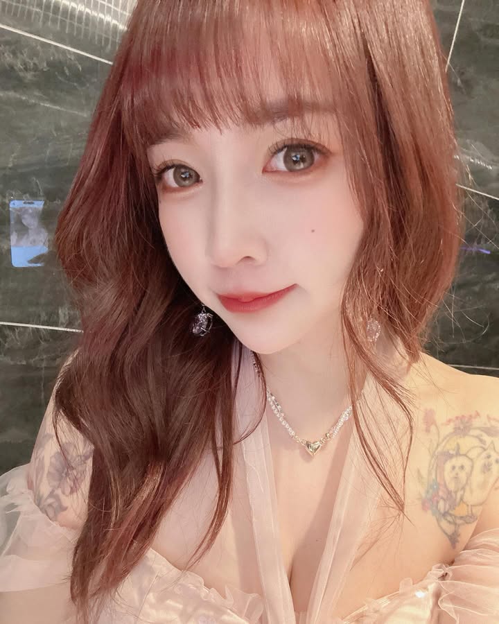 A186 照片4236张 视频45个 台湾 年轻美女少妇 宝妈 生活日常 旅游 带娃 宠物 有与家人合拍素材