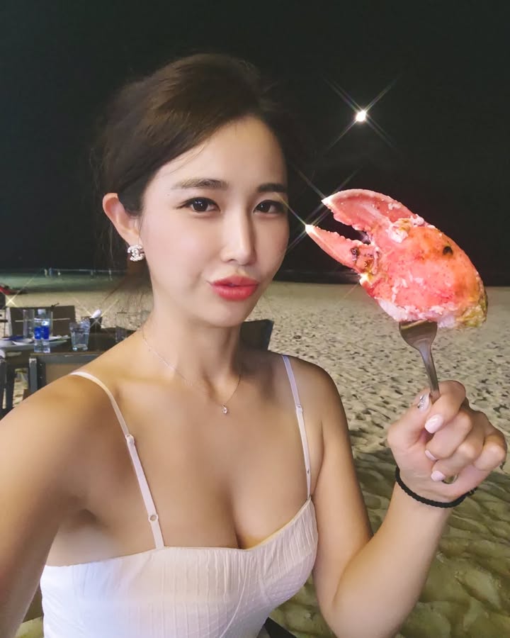 A210 照片2408张 视频260个 韩国 性感美女 生活日常 打高夫球 美食 旅游