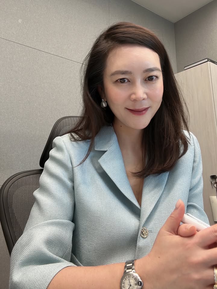 A211 照片1911张 视频67个 韩国 中年知性女 生活工作日常 职业装 旅游 自拍