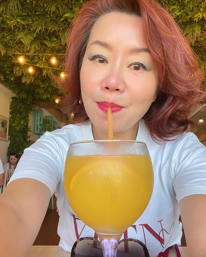 A223 照片1743张 视频111个 美国 香港 多国旅行 服装设计师、宝妈 曝光量低，香港🇭🇰富态/时尚大妈长居美国🇺🇸，年龄55+，大量工作环境背景照，生活日常丰富，舞会/酒会/好友聚餐/绘画等均有，较多与儿子/亲友互动合拍。）