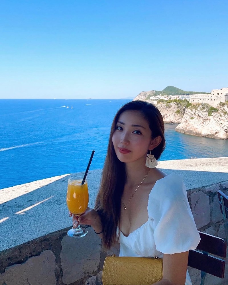 A224 照片1592张 视频53个 日本 和服设计师 曝光量特低，日本🇯🇵气质少妇MM，大量机车与马术素材，更方便与男性客户找话题，小部分与跑车合照；较多与好友/宠物互动合拍，有3/1照片在美国生活的日常。注：自拍视频均有背景音乐