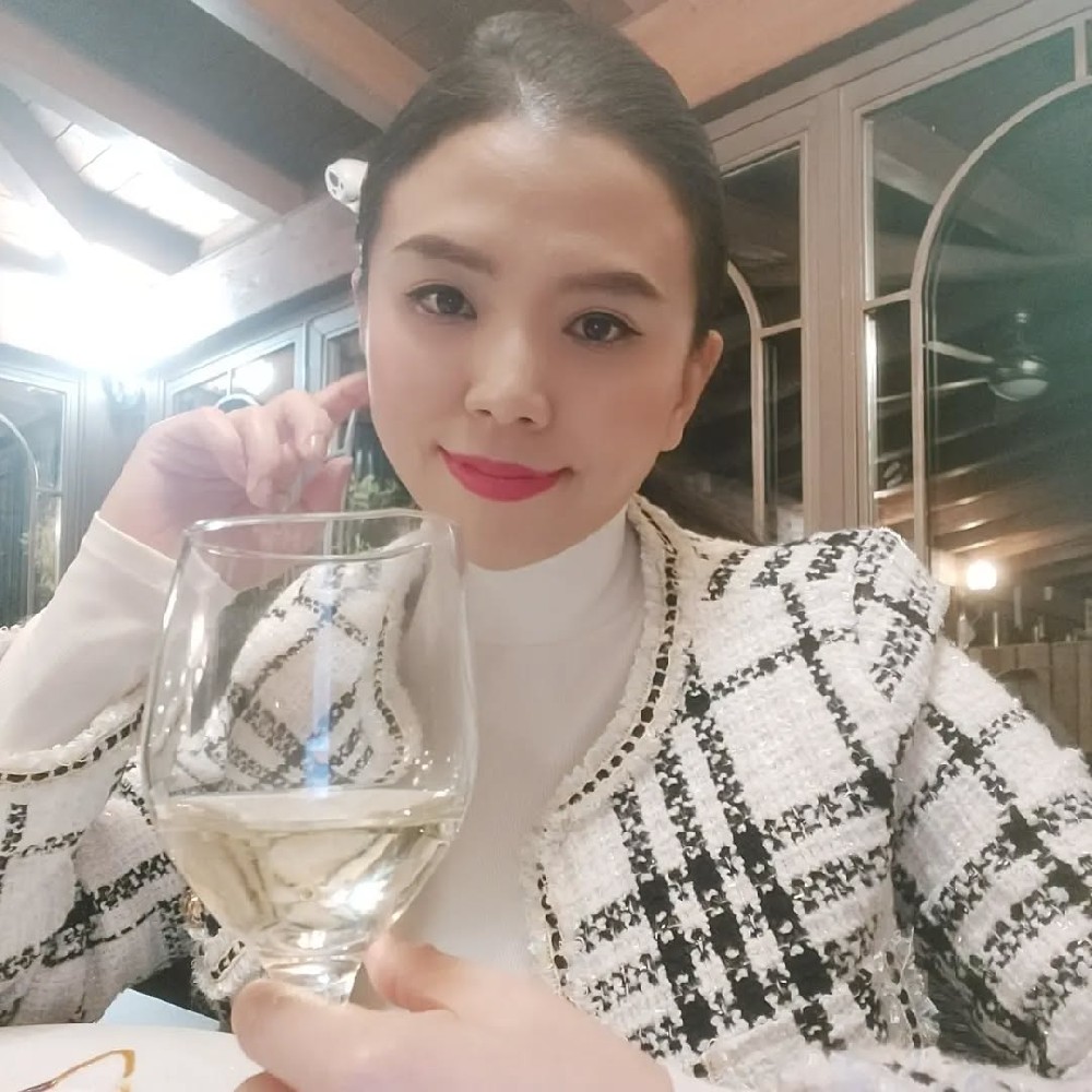 A226 照片638张 视频18个  韩国、欧美多国旅行 空姐 曝光量特低，韩国🇰🇷年轻气质空姐多国旅行，真实素人类型，照片均是原相机质感。较多与好友/同事互动合拍，部分自拍视频10s以上