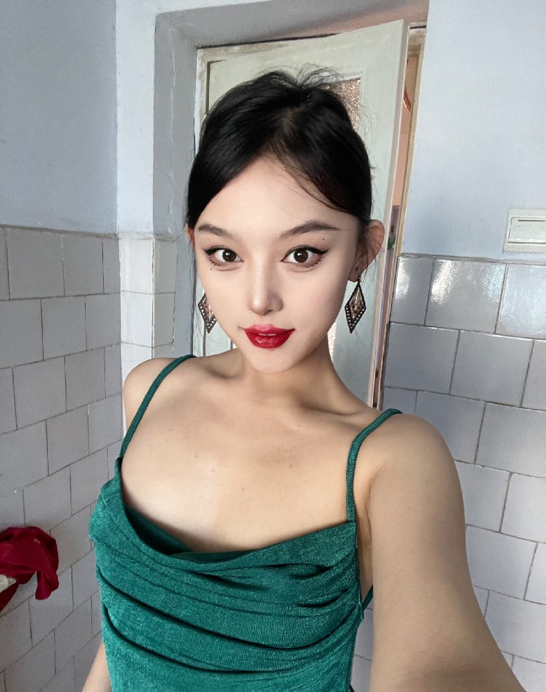 A229 照片3403张 视频312个 中国女 真实美女大学生 少女 学生 可爱 校园生活 生活素材丰富 自拍多 自拍视频多 真实 视频包含实况live