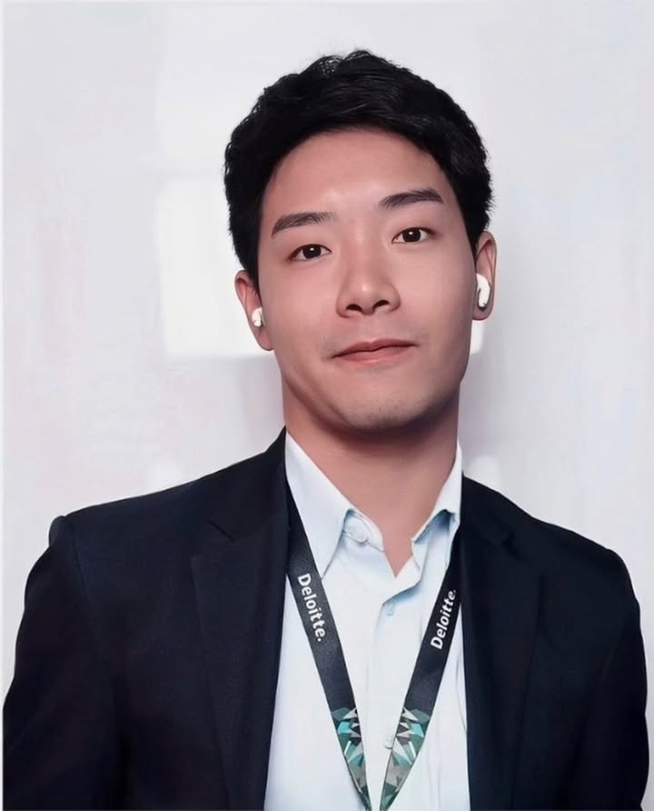 D911 照片605张 视频68个 泰国  职业: 公司职员 曝光量低 西装 苹果13拍摄   有办公室工作照 生活素材丰富自拍照多 有工作证