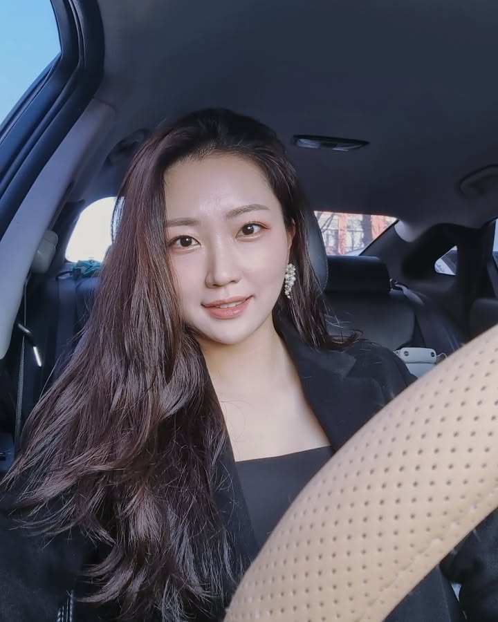 A245 照片877张 视频132个 韩国成熟女性  日常生活照  旅游  美食  养宠物    高尔夫  室内外照片   风景 自拍较多   素材丰富