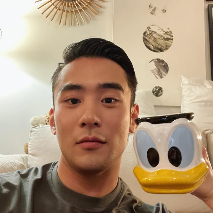 D916 照片526张 视频9个 中国男 肌肉 正装 亲友合照  自拍多 生活场景丰富 生活日常 旅游