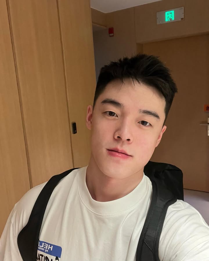 D920 照片717张 视频6个 中国男 肌肉 自拍多 生活场景丰富 生活日常 旅游 风景