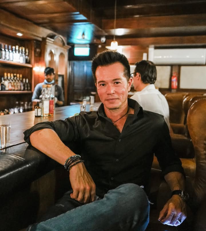 D933 照片1241张 视频11个 新加坡  宝爸 曝光量低，中老年男性。