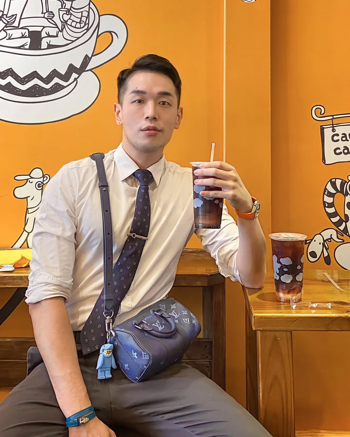 D946 照片2614张 视频50个 台湾 气质成熟帅哥 生活日常 旅游 有正装