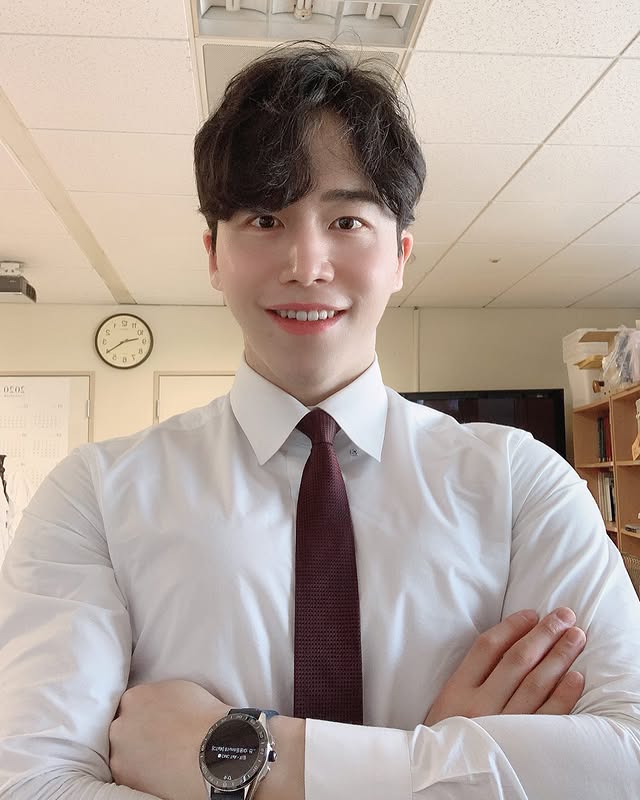 D956 照片946张 视频37个 韩国  人物是一名医生 有工作照片  有捐献血证  有打高尔夫素材  有办公医院素材 风景游玩素材俱全 有正装照片  有适合可以做证件的照片