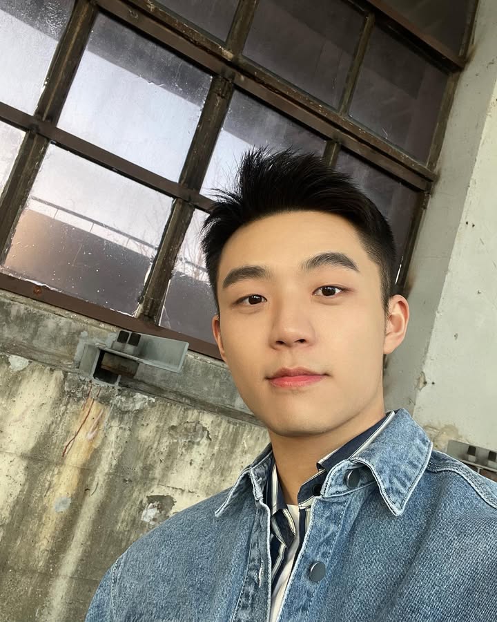 D958 照片1680张 视频8个 中国男 模特 上海  生活日常  旅游  美食  宠物  生活场景丰富