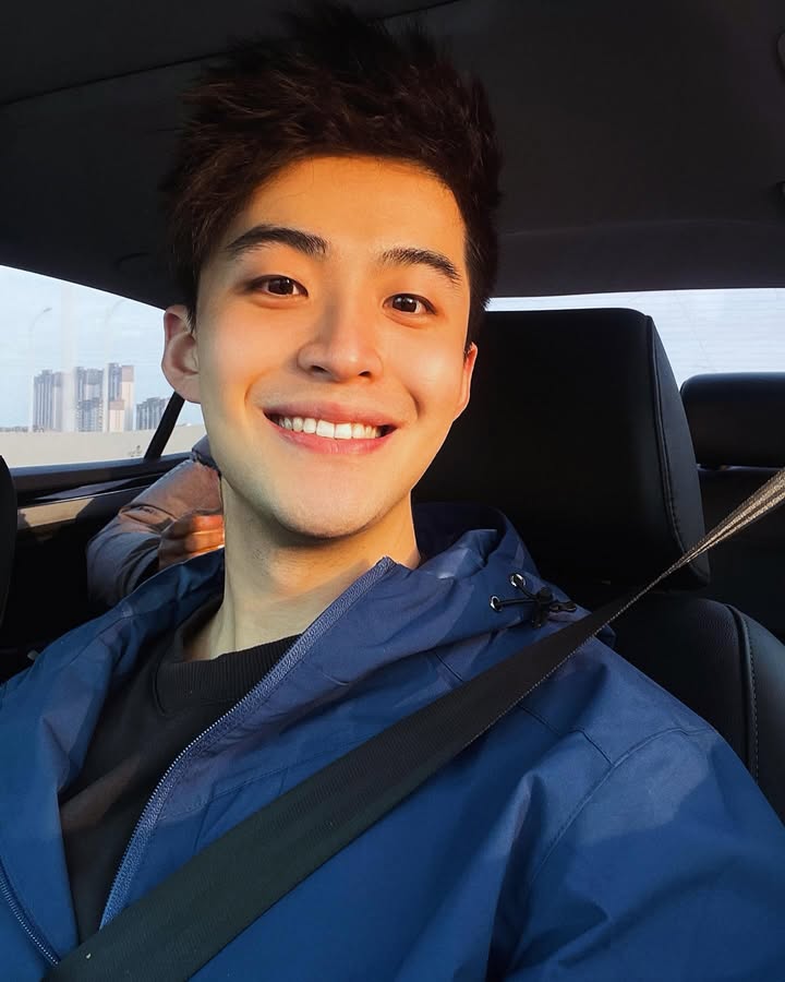 D963 照片1307张 视频13个 中国男 正装 富二代 豪车 游泳 自拍  生活日常 旅游  生活场景丰富