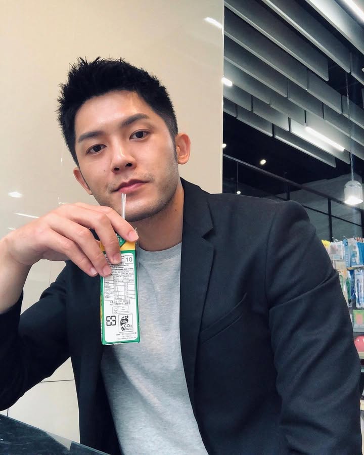 D993 照片356张 视频7个 香港 正装 商务 自拍多 宝爸  生活场景丰富 生活日常 旅游 风景