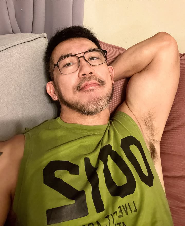 D995 照片1412张 视频70个 香港 肌肉 正装 大叔 自拍多 高尔夫 生活场景丰富 生活日常 旅游 风景