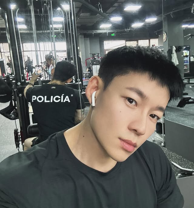 D004 照片435张 视频18个 中国男 职业 空少 骑行  生活场景丰富 生活日常 旅游 风景