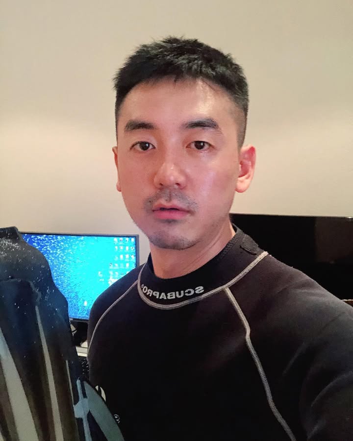 D009 照片247张 视频5个 中国男 商务 私人飞机 自拍多  生活场景丰富 生活日常 旅游 风景