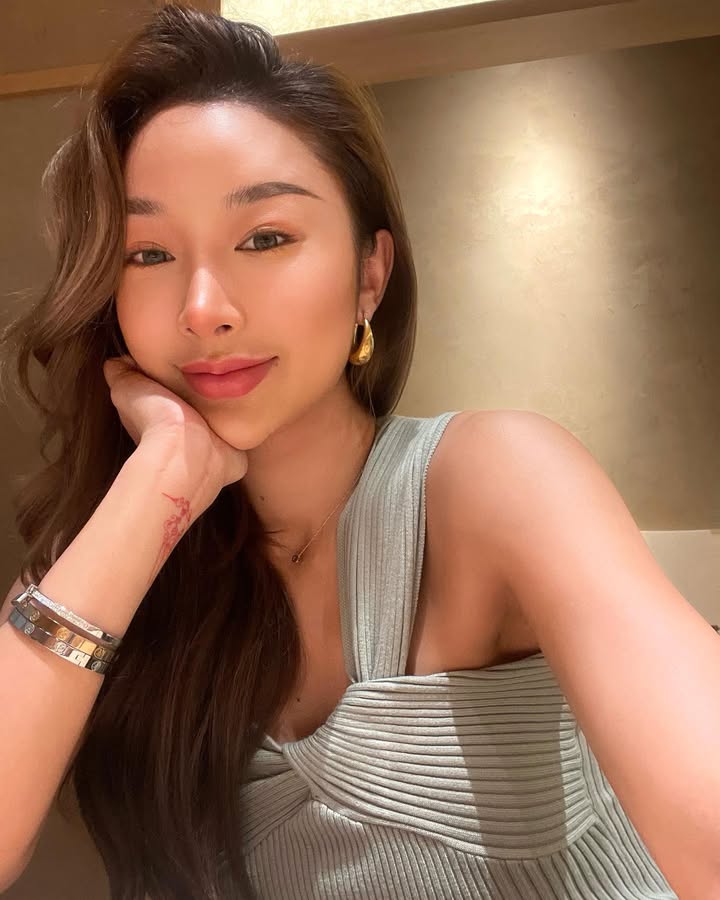 14UA284 照片2129张 视频262个 荷兰亚裔 性感少妇美女 宝妈 带娃 生活日常 旅游 美食 健身 性感擦边 居家自拍