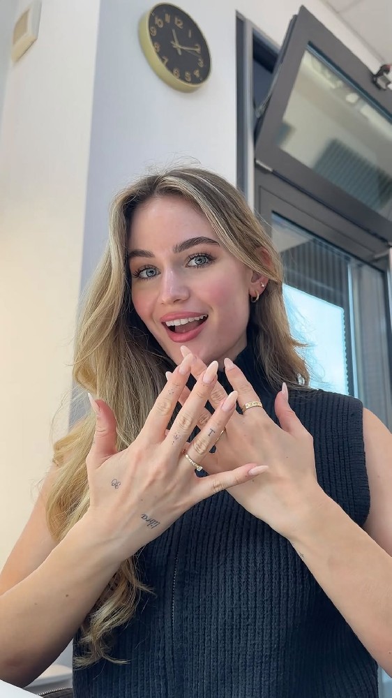 N328 照片385张 视频81个 美国 少妇 滑雪 高尔夫 比基尼 穿内衣睡床上 居家 旅游 生活日常多