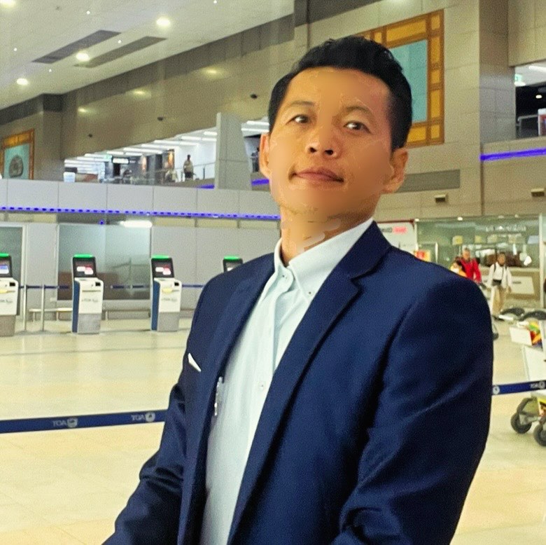 D039 照片678张 视频7个 泰国 成熟大叔 日常生活素材丰富 多个国家地区旅游 自拍多  美食  红酒 西服  大叔很有气质值得推荐 四季服饰均有