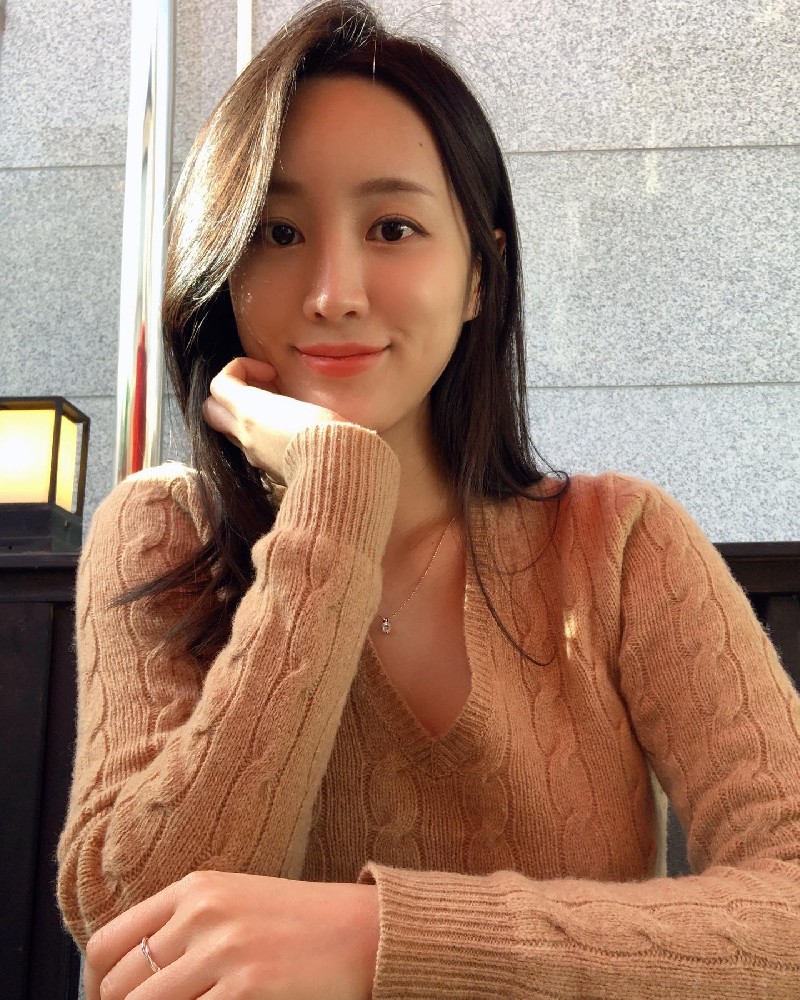 A2033 照片804张 视频22个 韩国 空姐 美女少妇 气质宝妈 生活日常 旅游 带娃 工作 正装 高尔夫 曝光超低 有自拍视频