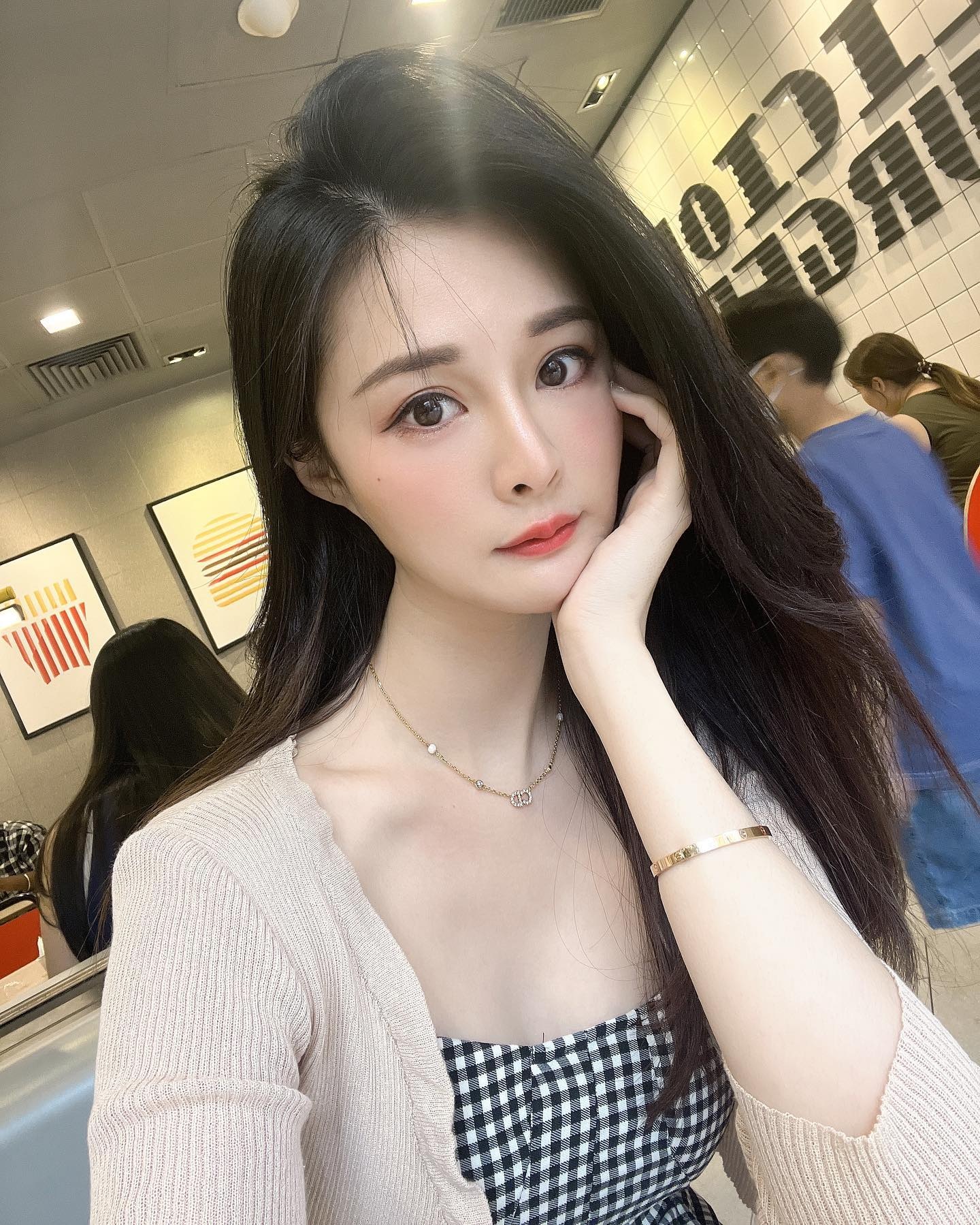 A4 照片1158张 视频63个 台湾 职业设计师 户外日常 居家日常 自拍较多 美食 旅游 咖啡下午茶 穿搭 生活场景丰富
