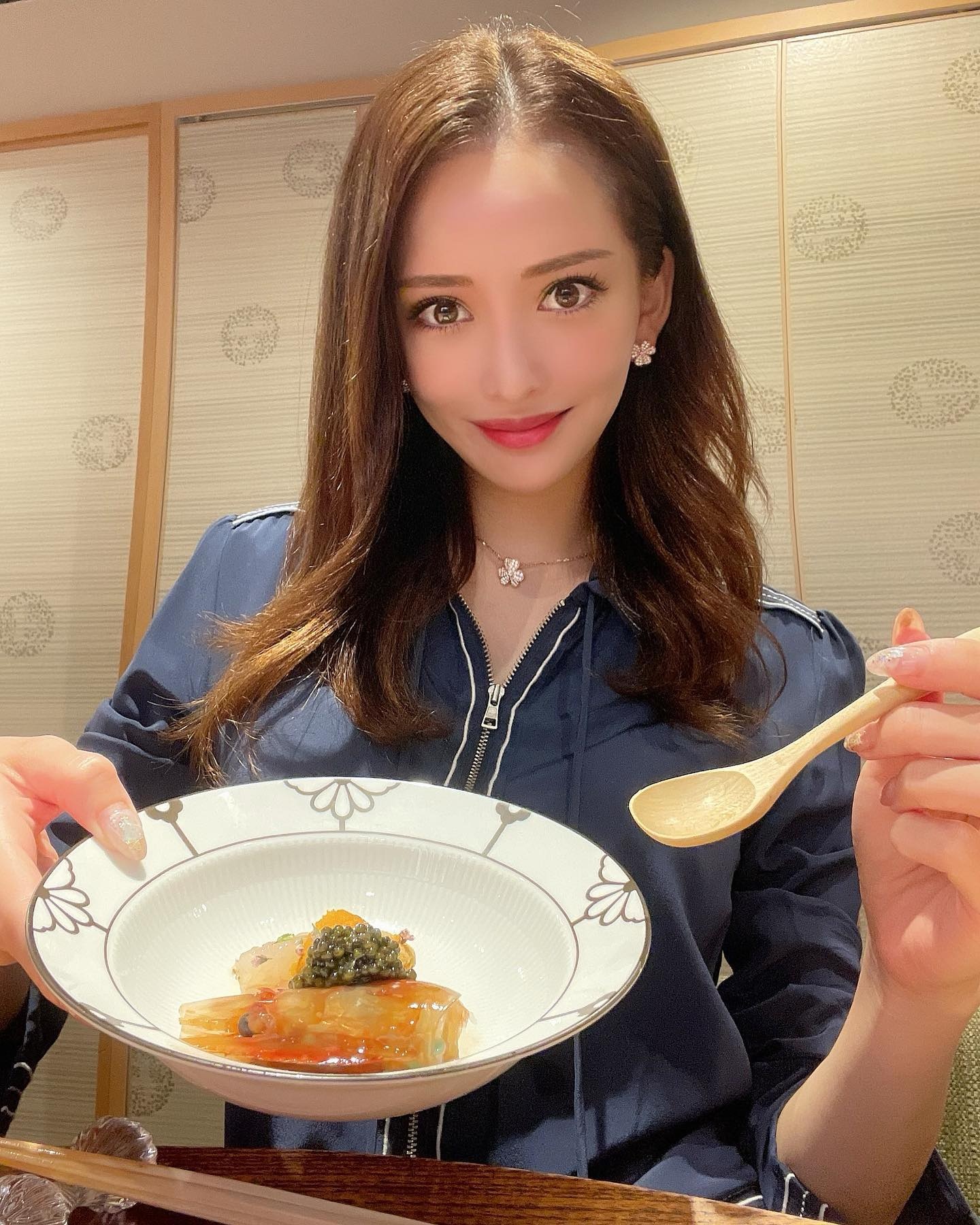 A10 照片1565张 视频14个 日本 正装 工作 爱好高尔夫 旅行意大利·西班牙·法国·新加坡 户外日常 带娃 自拍较多 穿搭 美食 宝妈 居家日常 奶爸 奢侈品 镜子自拍 珠宝