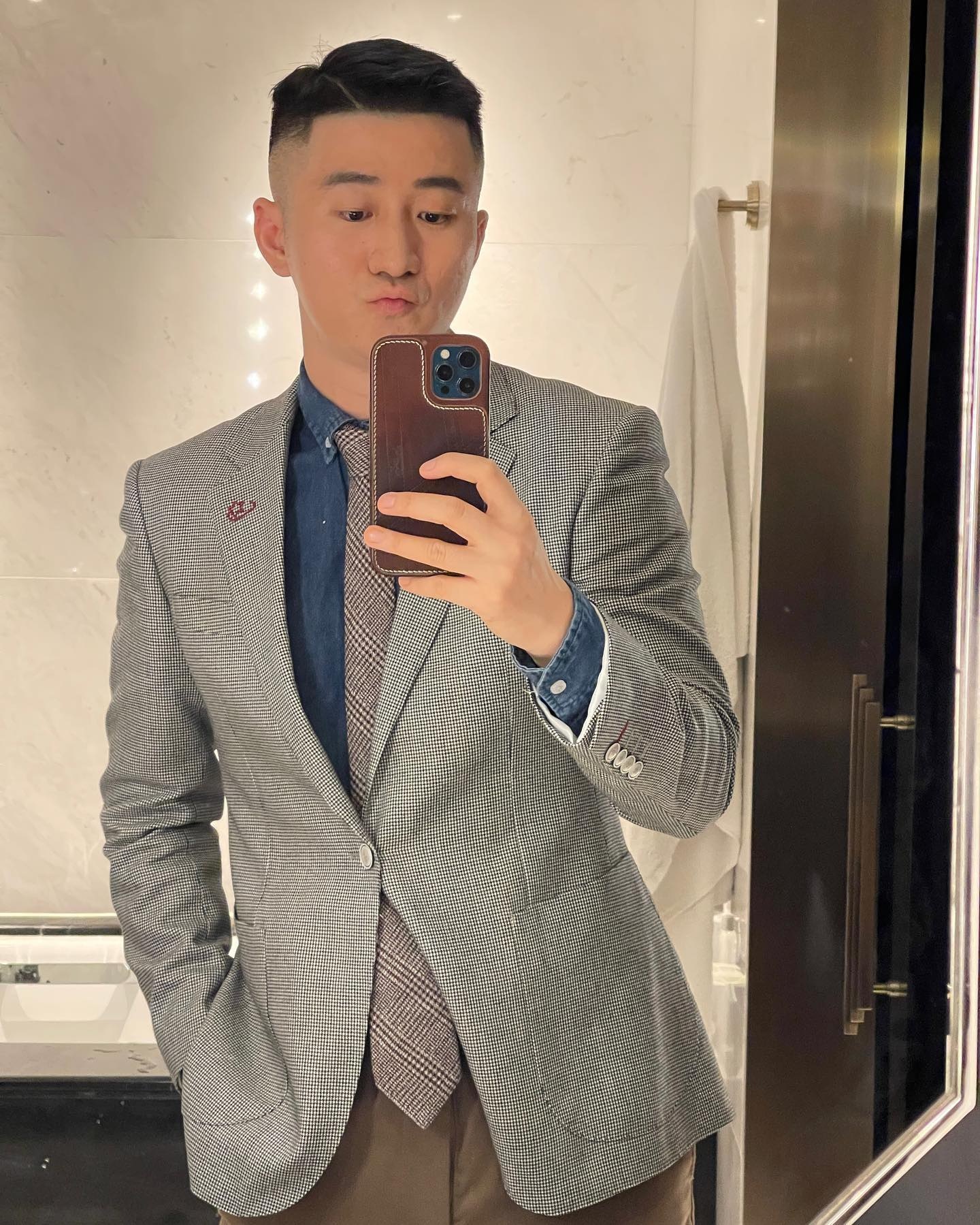 D385 照片4112张 视频41个 中国男 正装 工作 旅游 户外日常 穿搭 手表 生活场景丰富 曝光度低 粉丝数4000+