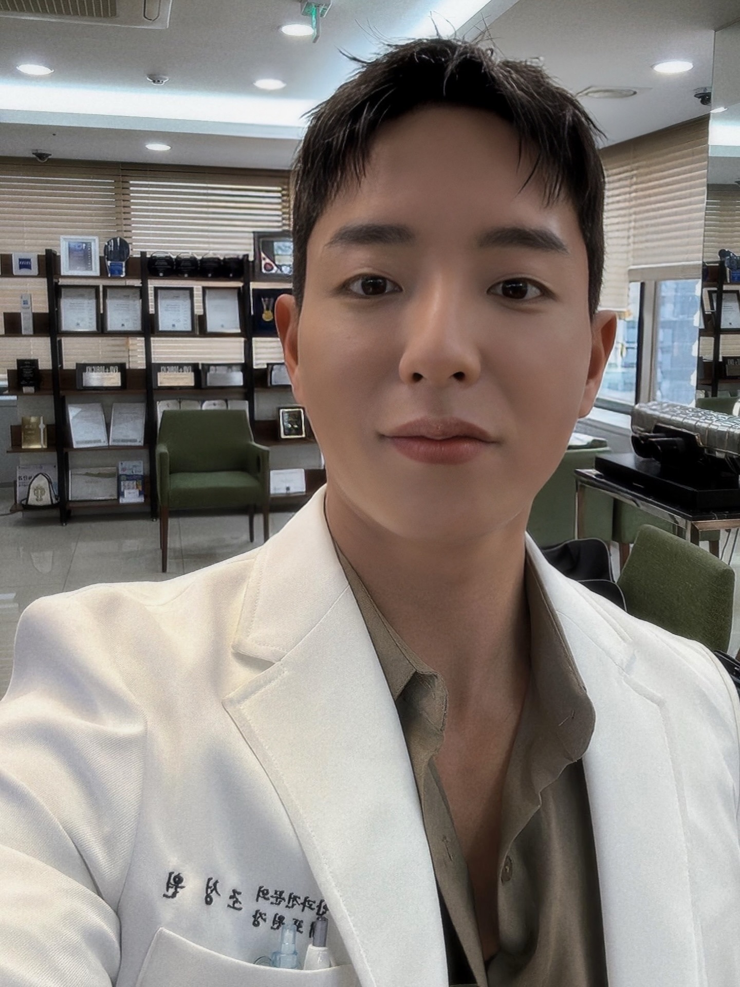 D413 照片485张 视频27个 韩国 工作 正装 自拍较多 酒店度假 户外日常 镜子自拍 穿搭 居家日常 生活场景丰富