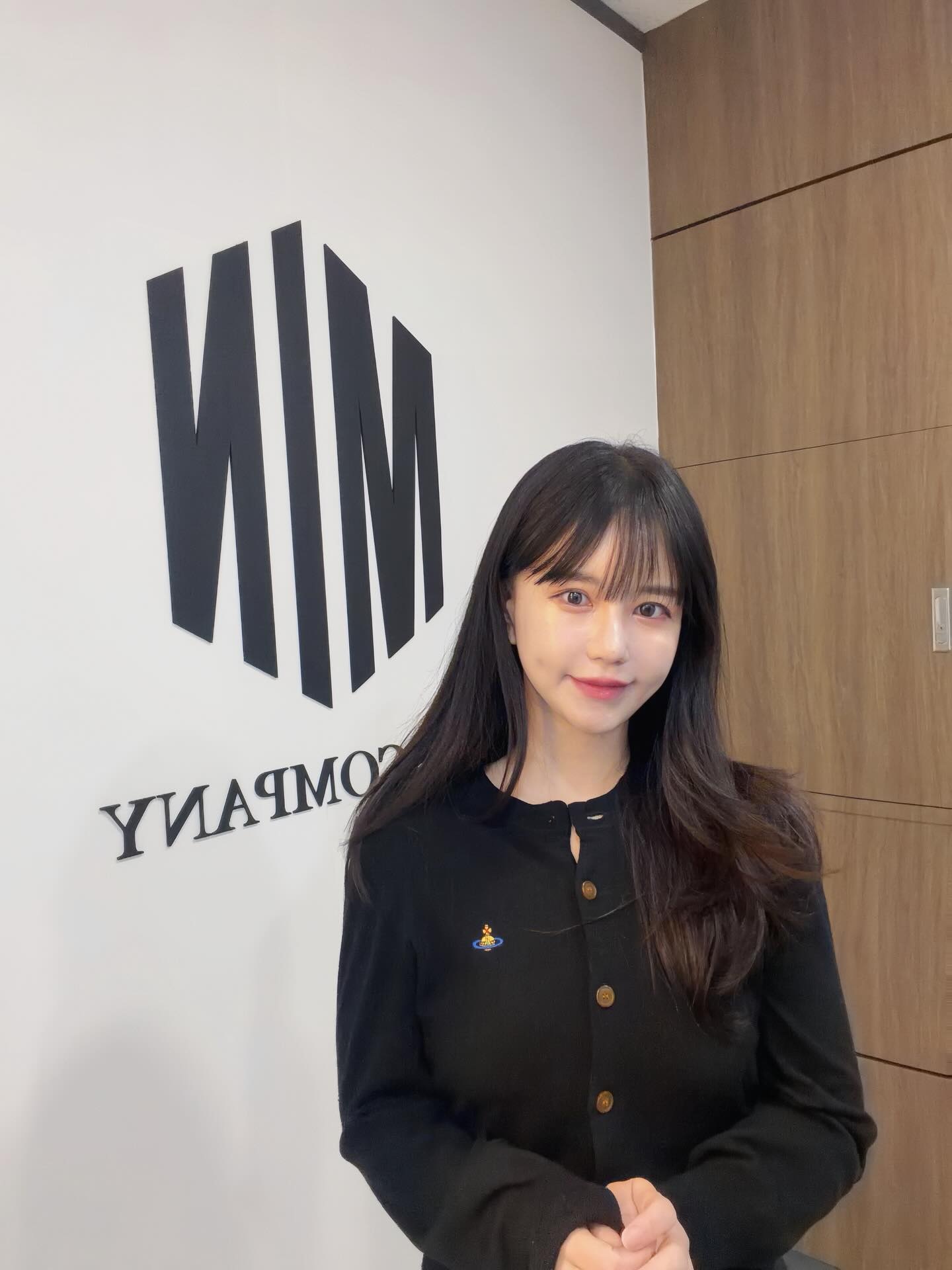 A59 照片5807张 视频54个 韩国 工作 正装 职业投资从业 自拍较多 户外日常 镜子自拍 居家日常 穿搭 美食 生活场景丰富