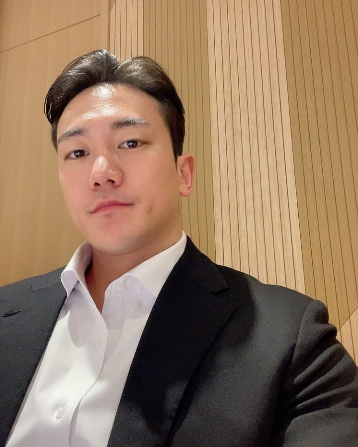 D463 照片2919张 视频534个 韩国 正装 工作 职业公司高管 职业博主创作者 自拍较多 健身 生活场景丰富