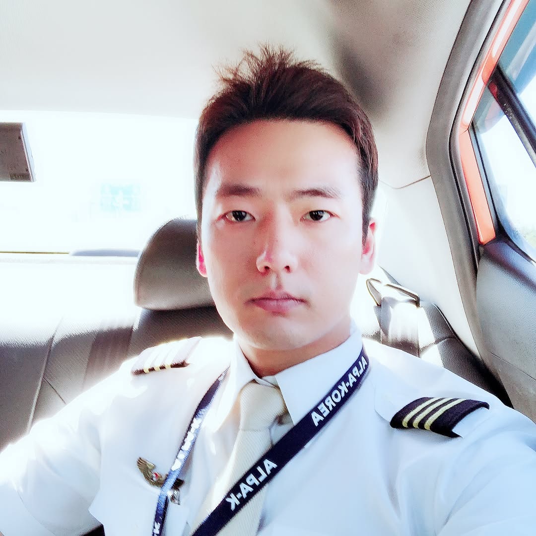 D465 照片1415张 视频27个 韩国 工作 正装 空少 机长 旅游 户外日常 自拍较多 骑行 宠物 生活场景丰富 曝光度低 粉丝数2000+