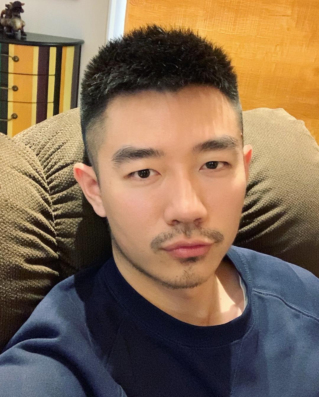 D501 照片379张 视频29个 中国男 正装 工作 自拍较多 户外日常 居家日常 穿搭 生活场景丰富