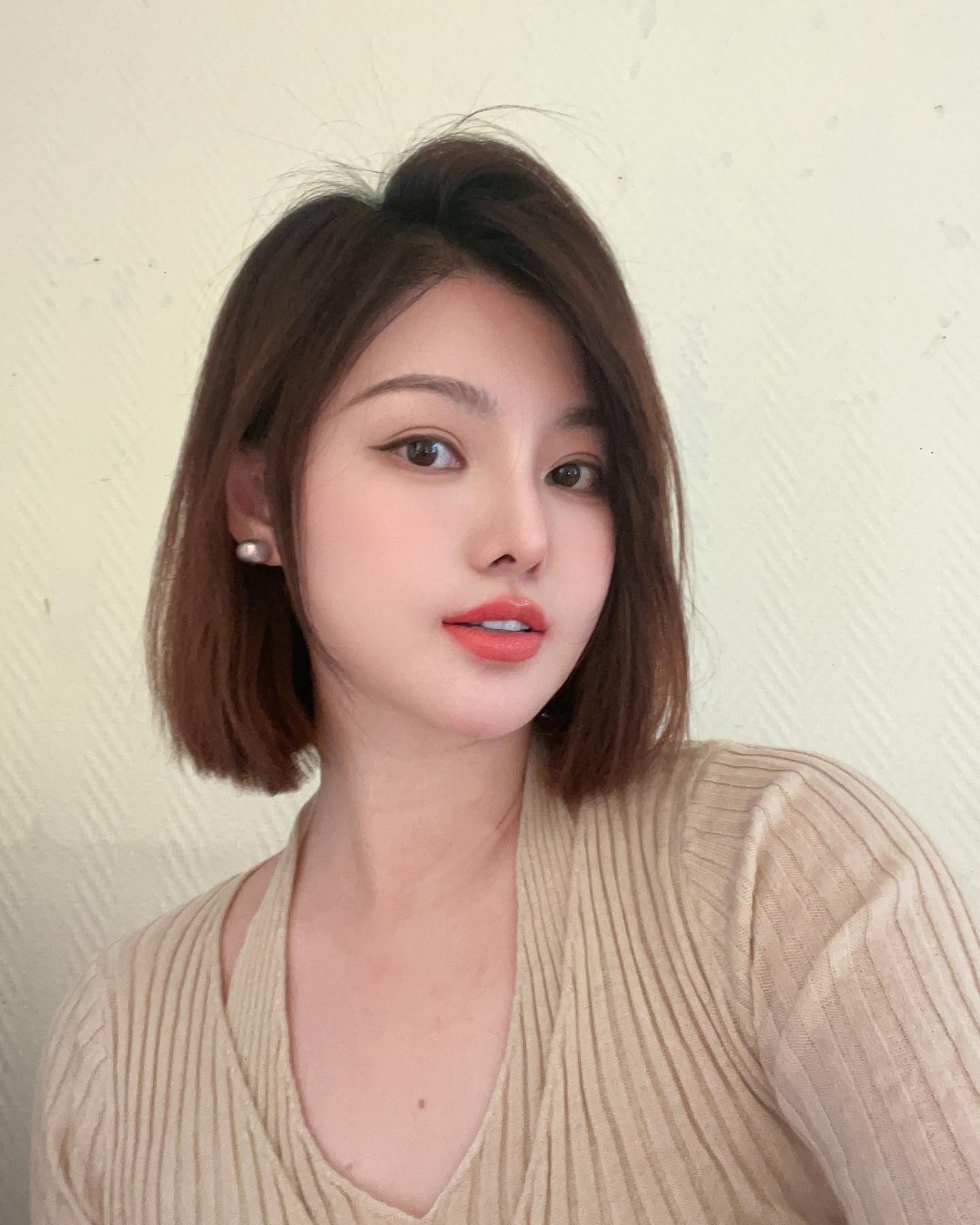 A1130 照片757张 视频116个 中国女 户外日常 自拍较多 穿搭 旅游 居家日常 酒店度假 镜子自拍 豪宅 生活场景丰富 曝光度低 粉丝数1000+