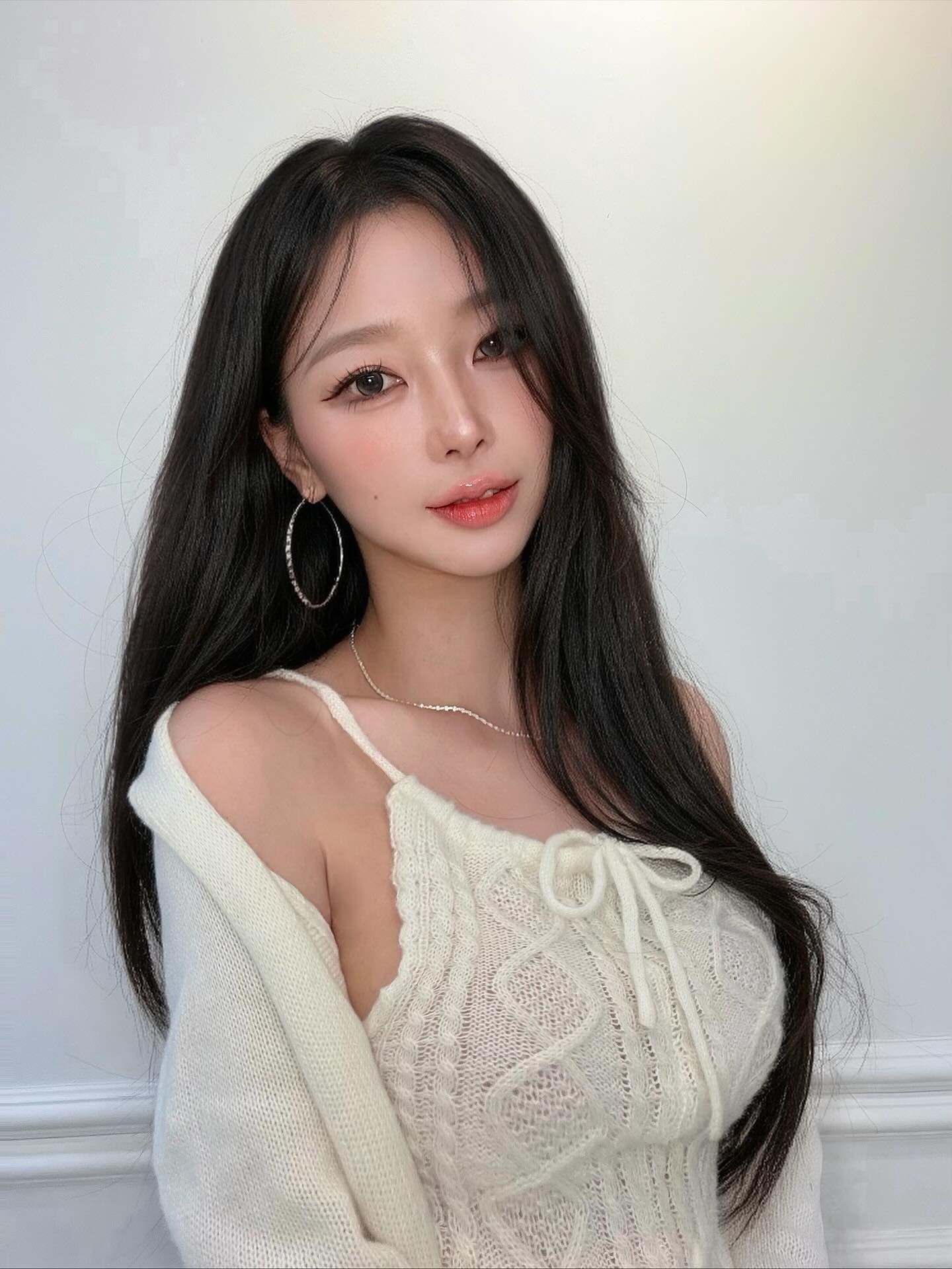 A1137 照片1551张 视频508个 韩国 正装 户外日常 自拍较多 居家日常 美容护理 穿搭 镜子自拍 豪宅 生日照 酒店度假 闺蜜合照 珠宝 生活场景丰富