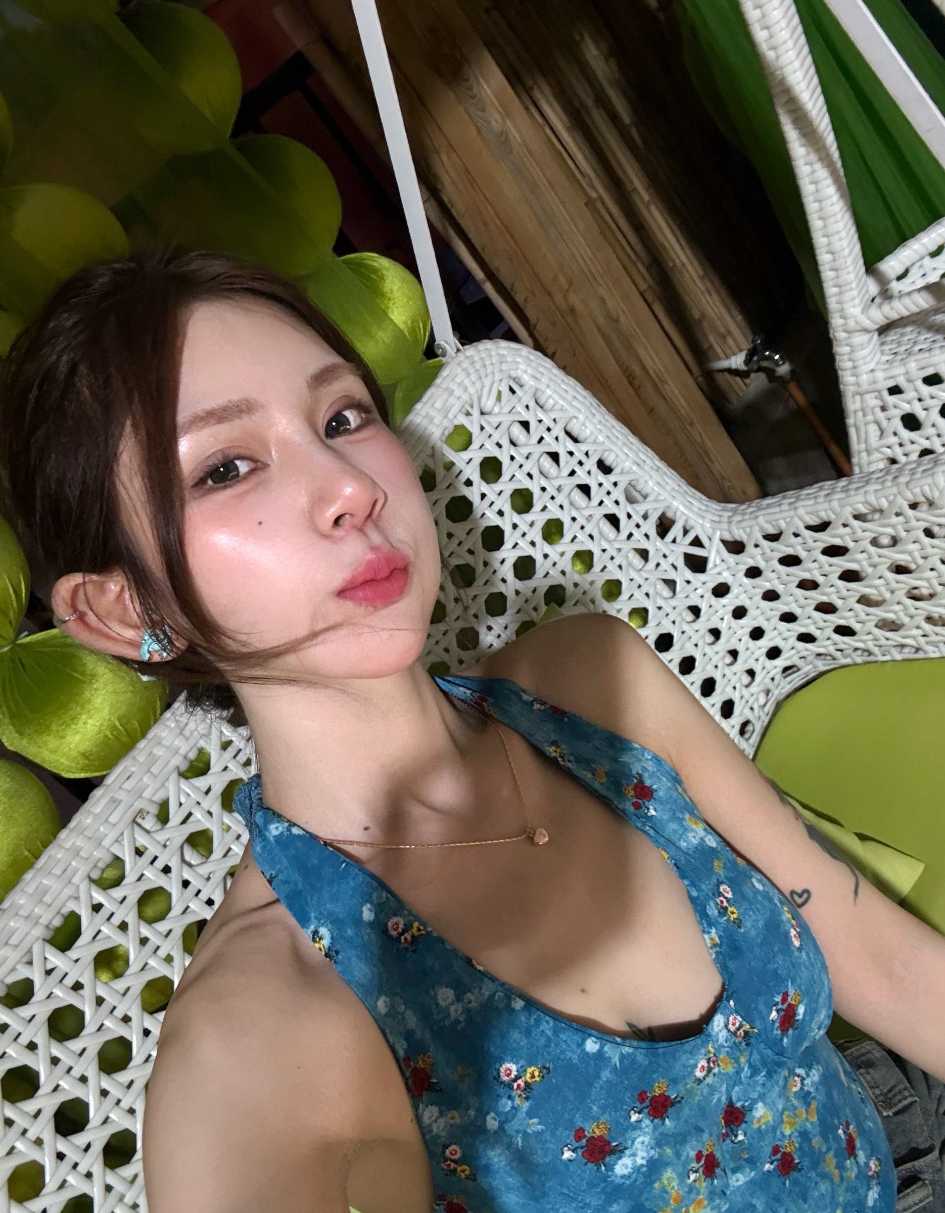 14UB28 照片7846张 视频3406个 中国女 精神少妇 秀身材 丝袜 性感照 健身 短裙 各地旅游 真实 自拍较多 镜子自拍 户外日常 穿搭 居家日常 宠物 生活场景丰富 视频包含实况Live