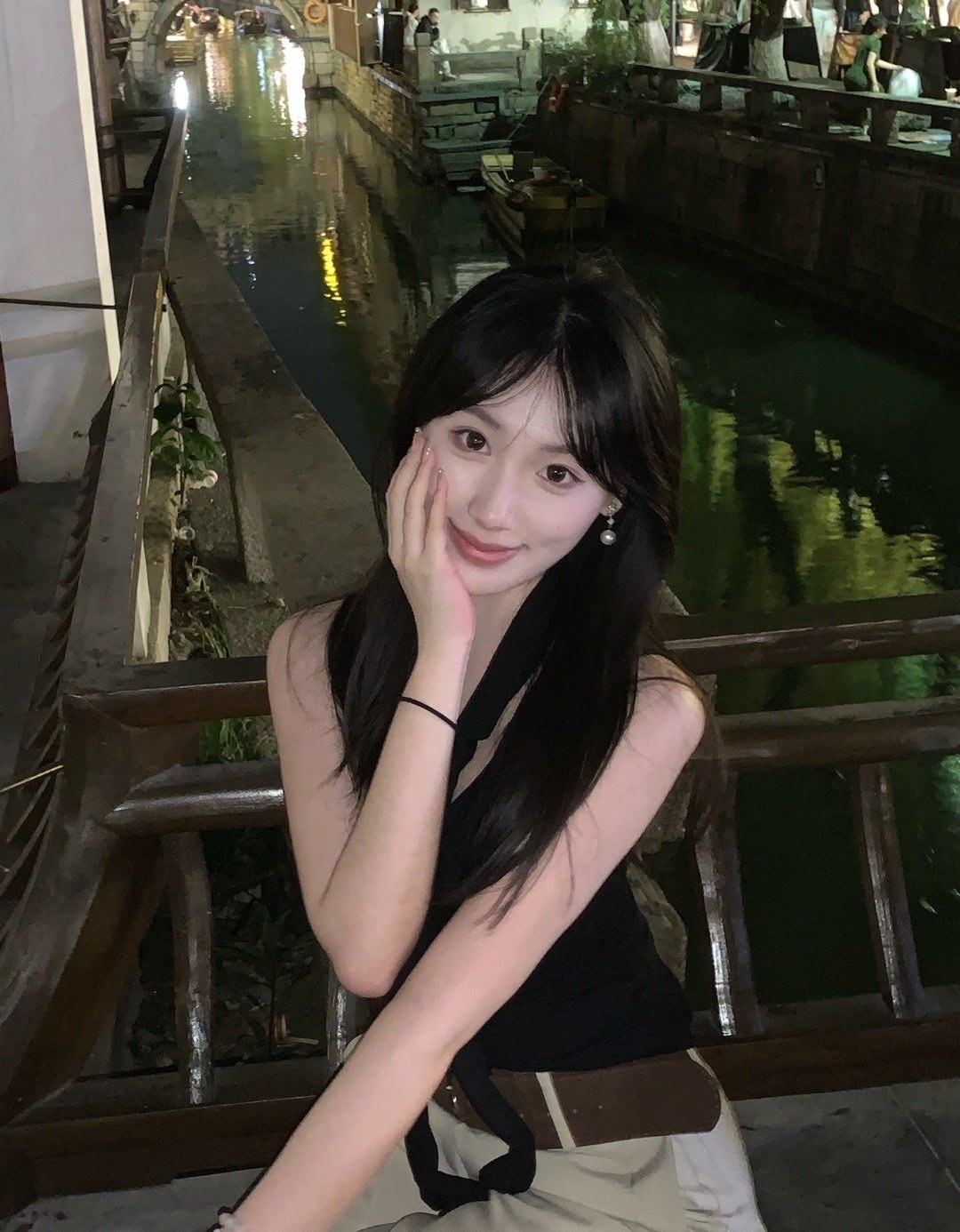 A1191 照片1715张 视频448个 中国女 大学生 少女 可爱 真实 校园生活 自带打码证件 自拍较多 户外日常 镜子自拍 穿搭 居家日常 美食 生活场景丰富 视频包含实况Live 曝光度低