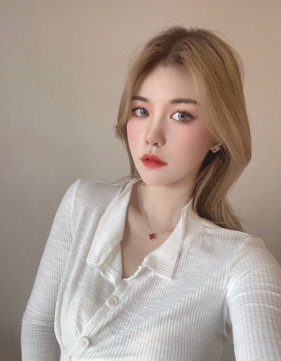 A1208 照片642张 视频72个 正装 中国女 高颜值气质美女 镜子自拍 户外日常 居家日常 自拍较多 穿搭 酒店度假 生活场景丰富 视频包含实况Live