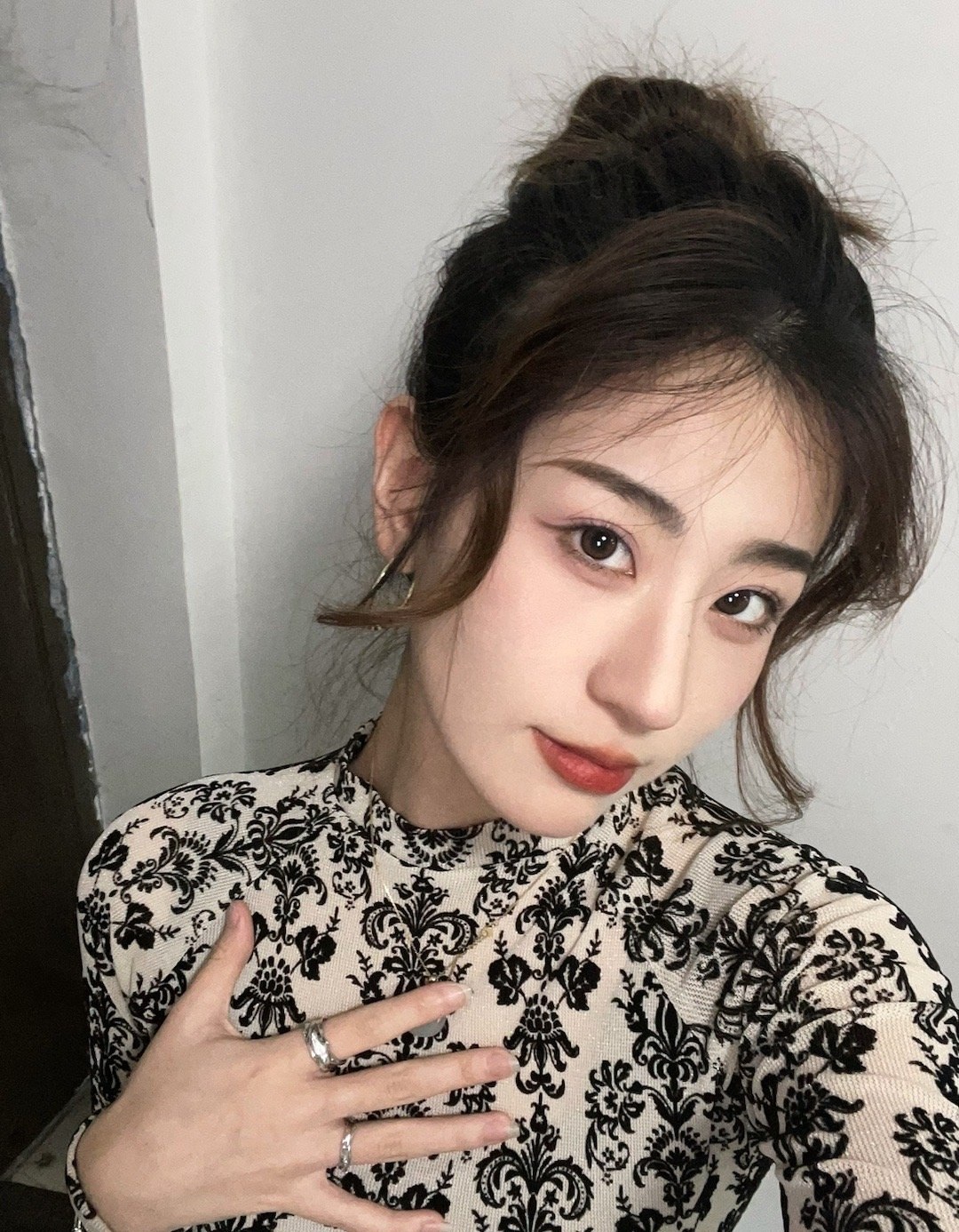 A1234 照片1477张 视频362个 中国女 大学生 真实 自拍较多 户外日常 镜子自拍 生活场景丰富 视频包含实况Live 曝光度低