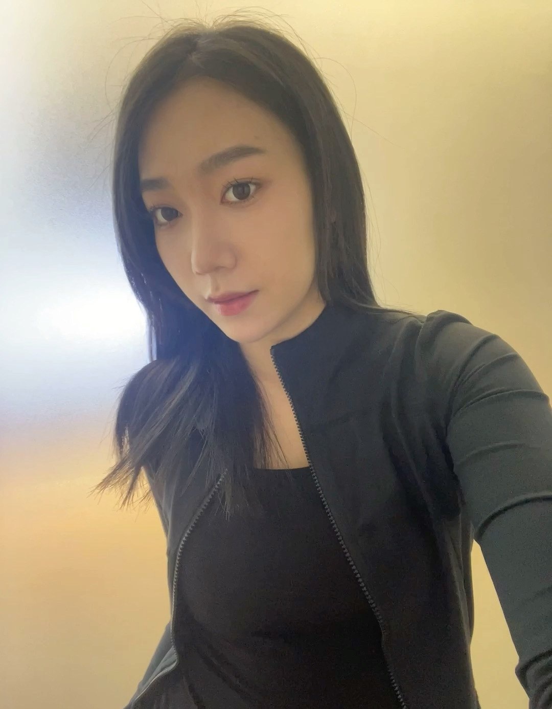 A1237 照片398张 视频29个 中国女 真实 自拍较多 户外日常 镜子自拍 穿搭 居家日常 美食 生活场景丰富 视频包含实况Live 曝光度低