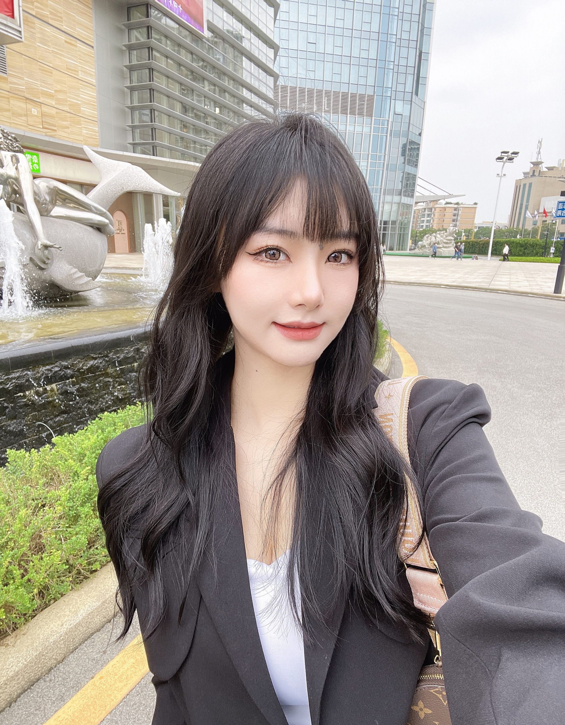 A1239 照片487张 视频57个 正装 中国女 高颜值性感大胸气质美女 性感照 比基尼 秀身材 户外日常 自拍较多 居家日常 镜子自拍 生日照 穿搭 比基尼泳装 美容护理 生活场景丰富 视频包含实