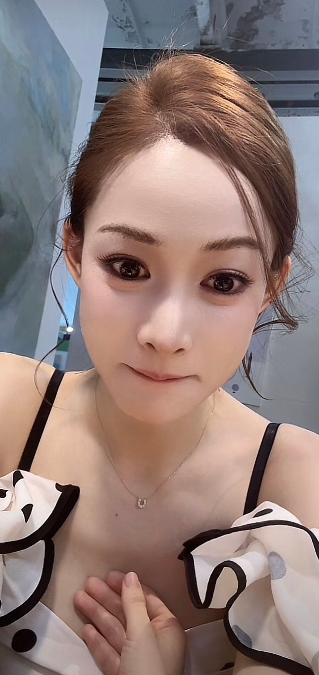 A1240 照片1417张 视频756个 中国女 少妇 真实 户外日常 自拍较多 穿搭 美食 生活场景丰富 视频包含实况Live 曝光度低