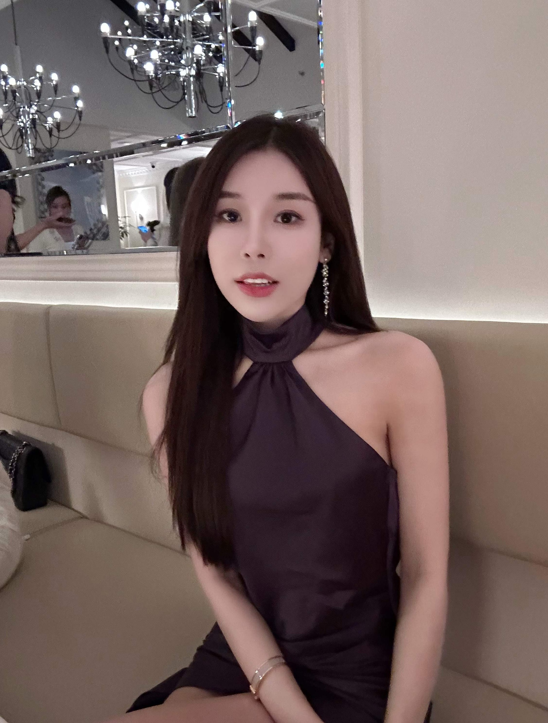 A1252 照片388张 视频49个 中国女 性感美女 健身 瑜伽裤 真实 户外日常 穿搭 居家日常 镜子自拍 自拍较多 酒店度假 美食 生活场景丰富 视频包含实况Live 曝光度低